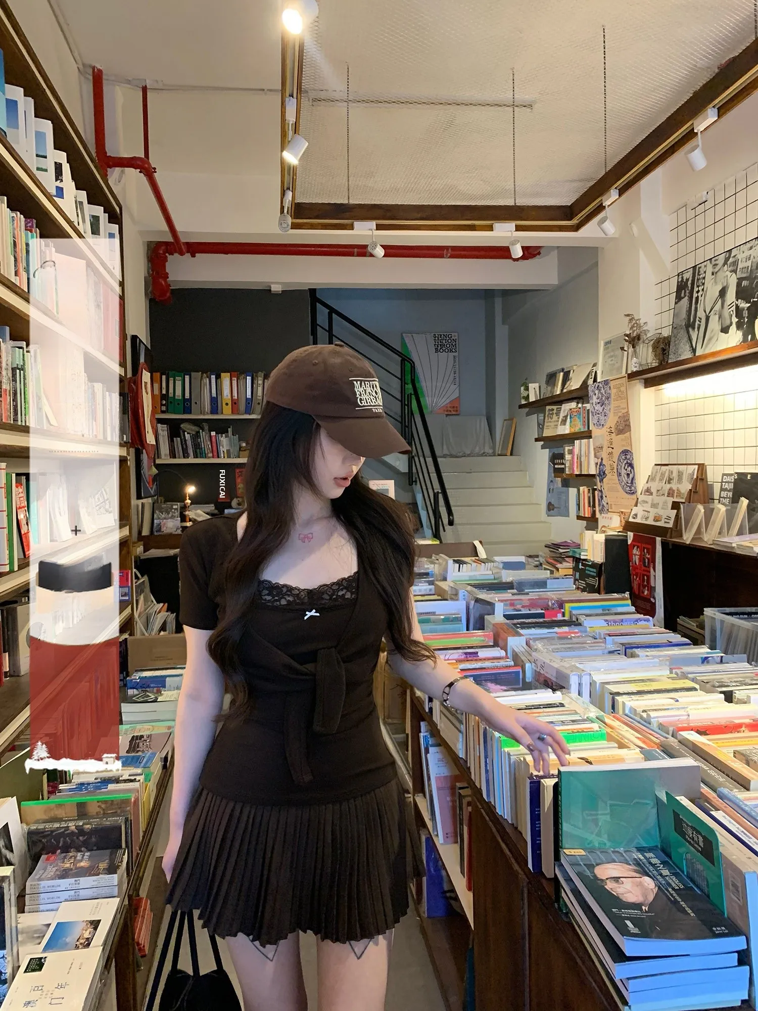 Комплект из трех предметов: вязаный топ на бретельках с кружевными вставками, открытый кардиган и юбка. Женский комплект для ранней весны с квадратным вырезом.
Комплект из трех предметов: вязаный топ на бретельках с кружевными вставками, открытый кардиган и юбка. Женский комплект для ранней весны с квадратным вырезом.