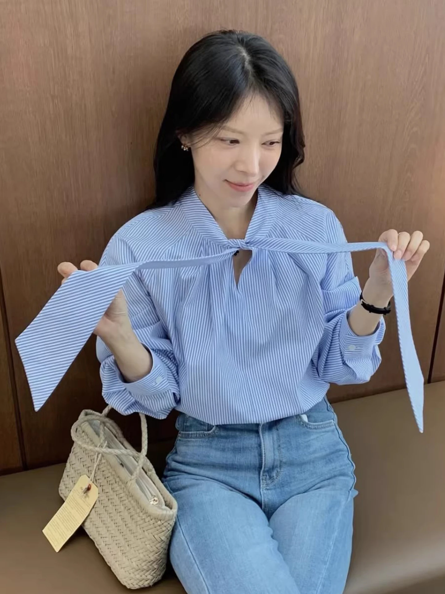 Blue Striped Long Sve V-Ne irt Women's Spring New Sle Ele Splicing Belted irt Korean Sle Loose Fit Commute Wind
Blue Striped Long Sve V-Ne irt Women's Spring New Sle Ele Splicing Belted irt Korean Sle Loose Fit Commute Wind