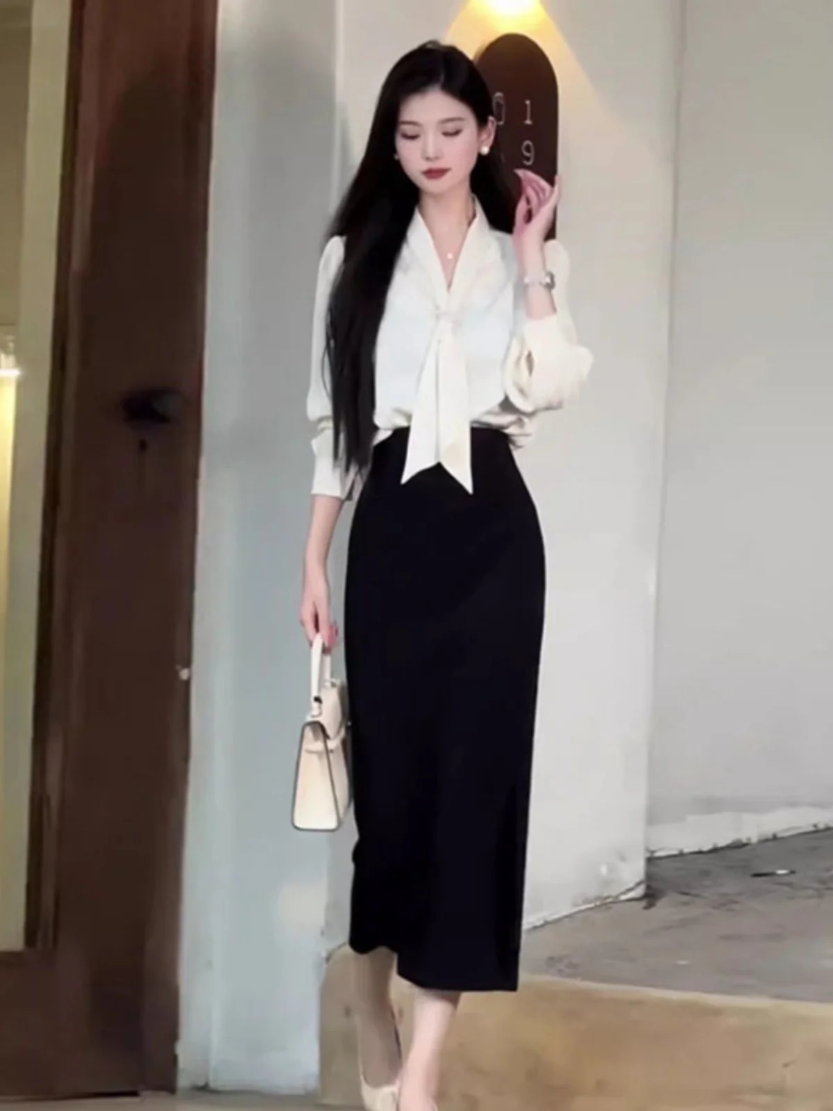 2025 New Light Maturity Style Long Sleeve Shirt High Waist Split Skirt Set Women's Fashionable Two-Piece Suit V-Neck
2025 New Light Maturity Style Long Sleeve Shirt High Waist Split Skirt Set Women's Fashionable Two-Piece Suit V-Neck