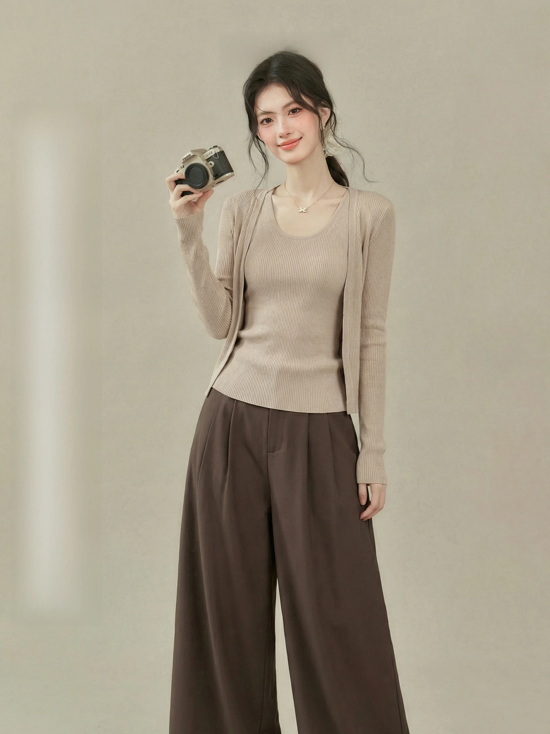 Комплект Qiu Yang Xiwei: вязаный кардиган большого размера с длинными рукавами и топ на бретелях цвета хаки для женщин, оттенок "Морская соль и мята"
Комплект Qiu Yang Xiwei: вязаный кардиган большого размера с длинными рукавами и топ на бретелях цвета хаки для женщин, оттенок "Морская соль и мята"