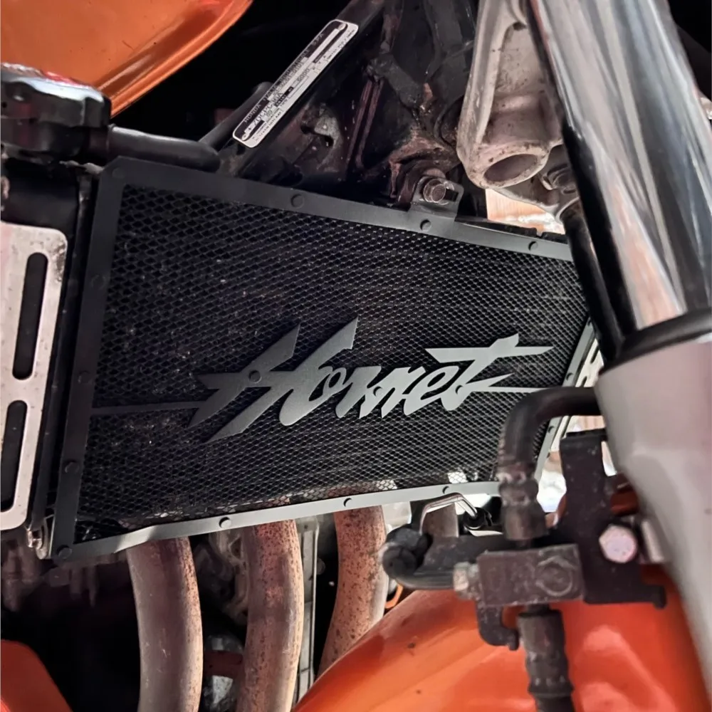 1998 1999-2006 Защита радиатора для HONDA Hornet CB600F CB600 CB 600 F 600F Hornet 600 Защитная решетка радиатора Защитная крышка
1998 1999-2006 Защита радиатора для HONDA Hornet CB600F CB600 CB 600 F 600F Hornet 600 Защитная решетка радиатора Защитная крышка