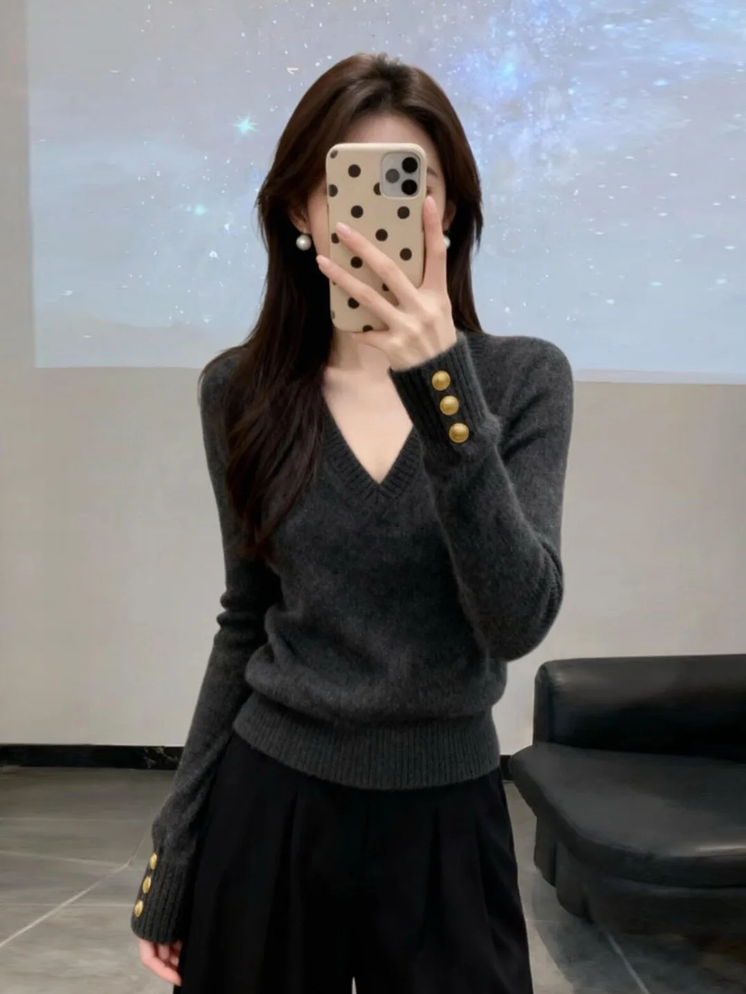 Elegant Grey V-Neck Knitted Sweater Women's Early Spring 2026 New Outerwear Base Shirt Soft French Style Slim Fit Long Sleeve
Elegant Grey V-Neck Knitted Sweater Women's Early Spring 2026 New Outerwear Base Shirt Soft French Style Slim Fit Long Sleeve