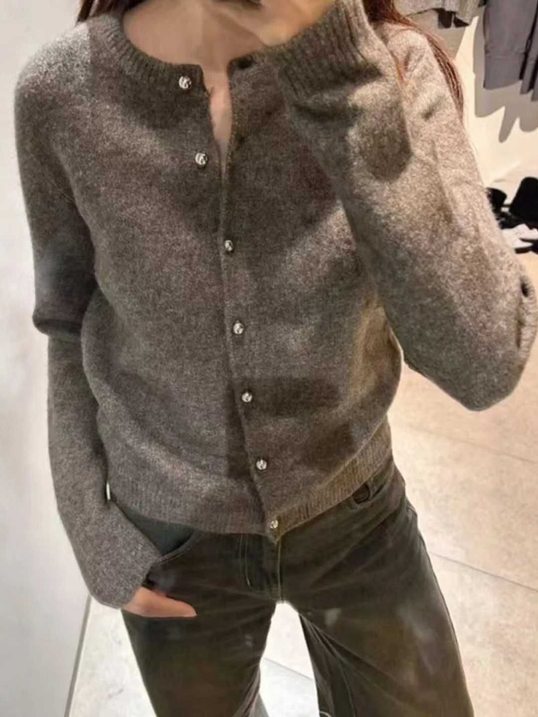 High-End Grey Soft Comfortable Metal Button Decorated Knitted Jacket Women's Long Sleeve round Neck Open Cardigan Knitwear
High-End Grey Soft Comfortable Metal Button Decorated Knitted Jacket Women's Long Sleeve round Neck Open Cardigan Knitwear