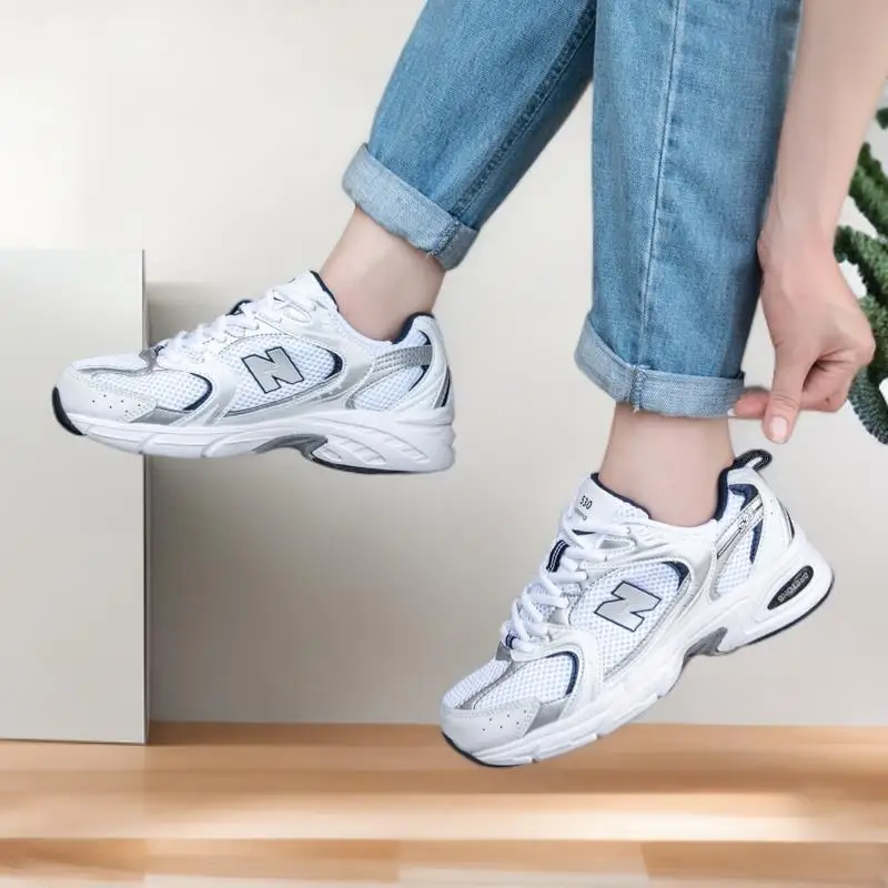 Retro sneakers with letter design for slimming and fashionable casual running shoes for men and women
Retro sneakers with letter design for slimming and fashionable casual running shoes for men and women