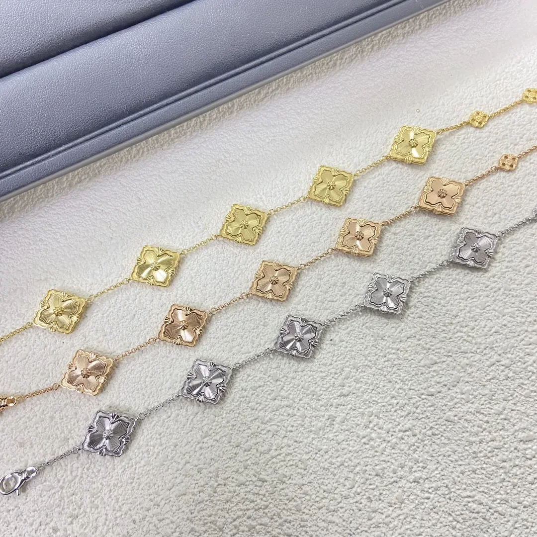 High-end Italian petal bracelets with micro-shell inlays, luxurious jewelry party gift, luxury and elegance meet
High-end Italian petal bracelets with micro-shell inlays, luxurious jewelry party gift, luxury and elegance meet