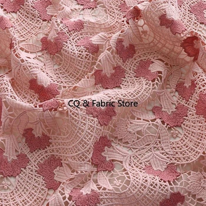 Водорастворимая вишнево-розовая кружевная ткань шириной 0,5 метра и шириной 125 см с вышитыми цветами для дизайнерской ткани платья Cheongsam
Водорастворимая вишнево-розовая кружевная ткань шириной 0,5 метра и шириной 125 см с вышитыми цветами для дизайнерской ткани платья Cheongsam