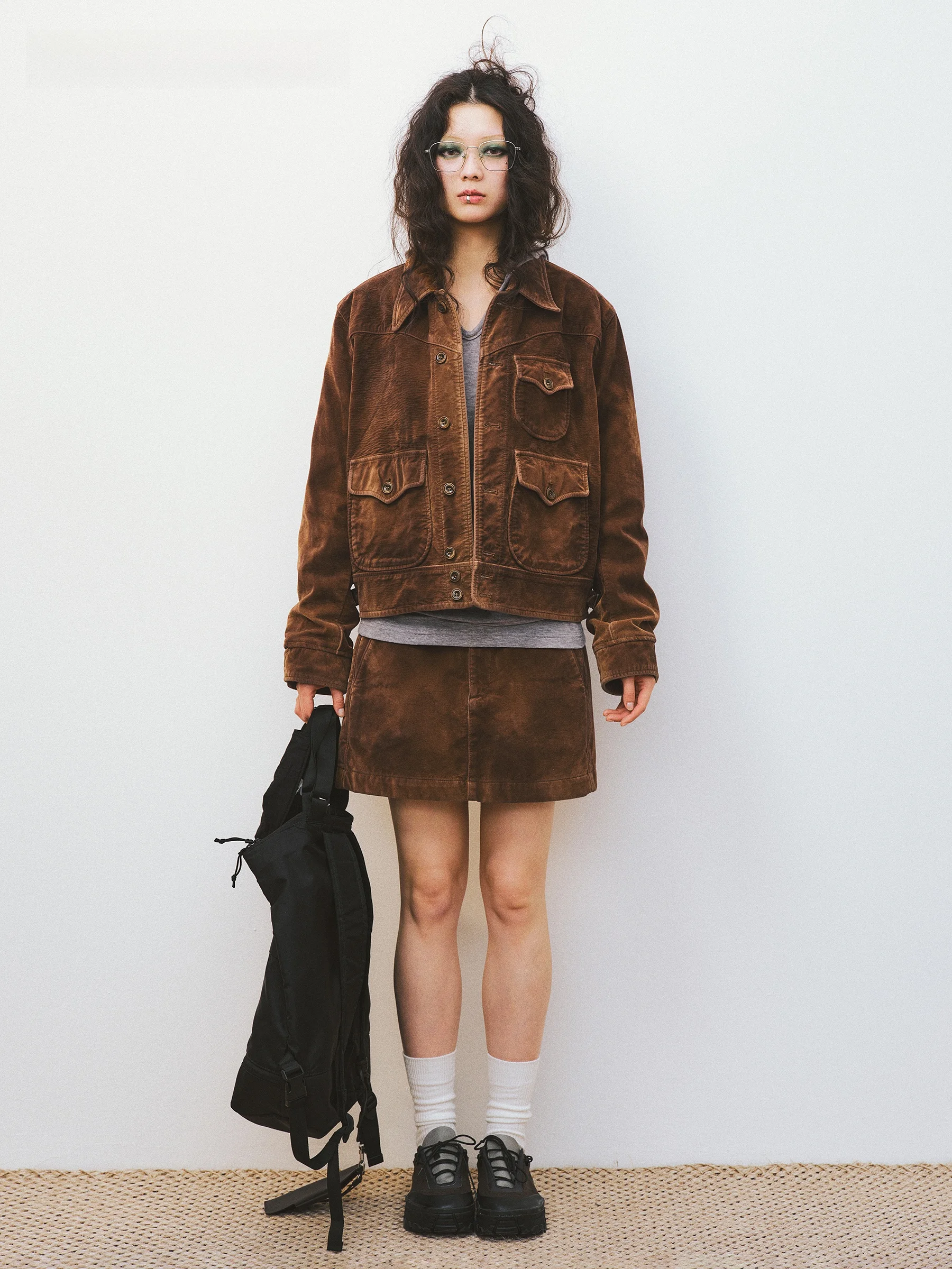 Винтажная замшевая куртка VERMO с эффектом потертости, свободный крой, длинный рукав, короткое пальто, состаренные манжеты, коллекция Весна 2026, Китай
Винтажная замшевая куртка VERMO с эффектом потертости, свободный крой, длинный рукав, короткое пальто, состаренные манжеты, коллекция Весна 2026, Китай