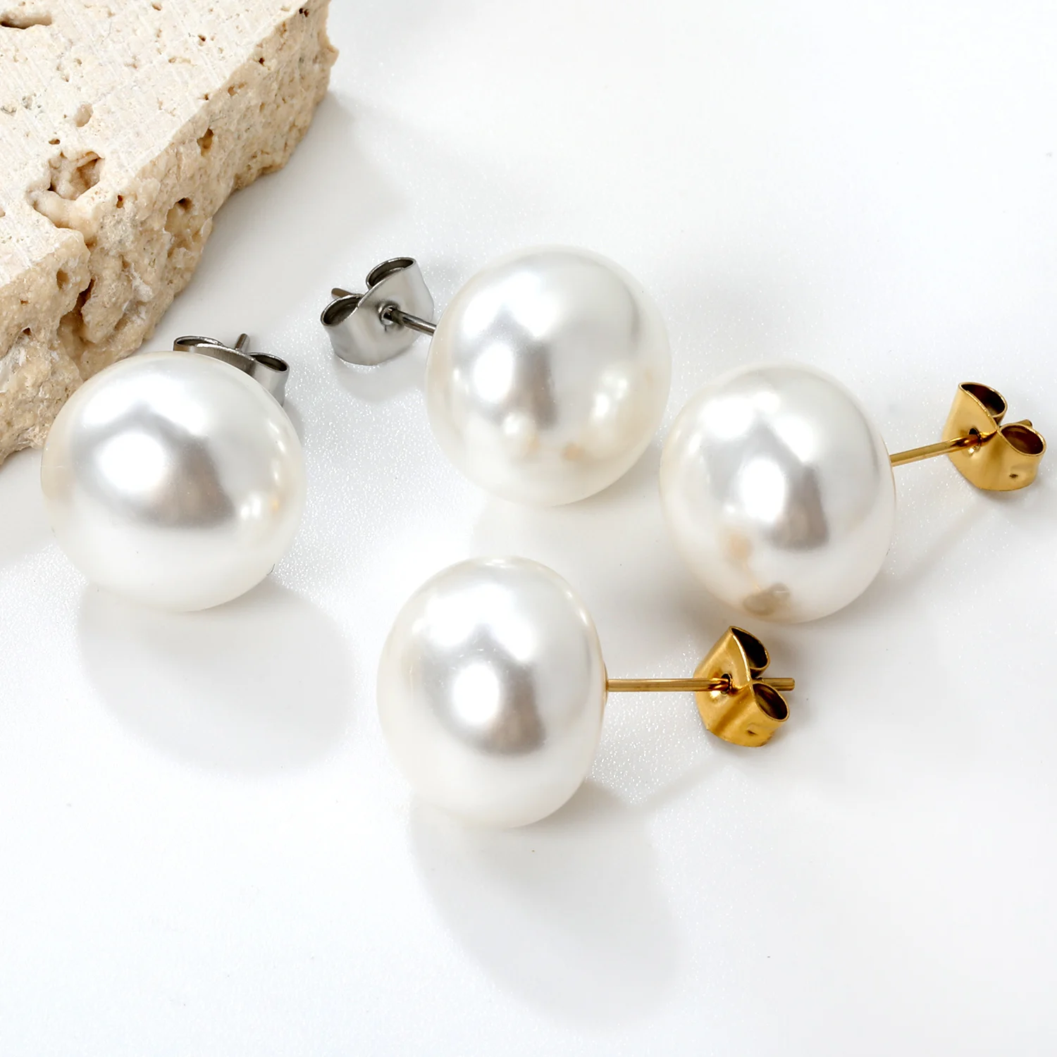 LUXUKISSKIDS Vintage Round Ball Pearl Stud Earrings White Color Fake Pearls Piercing for Woman/Ladies Party Wedding Jewelry Gift
LUXUKISSKIDS Vintage Round Ball Pearl Stud Earrings White Color Fake Pearls Piercing for Woman/Ladies Party Wedding Jewelry Gift