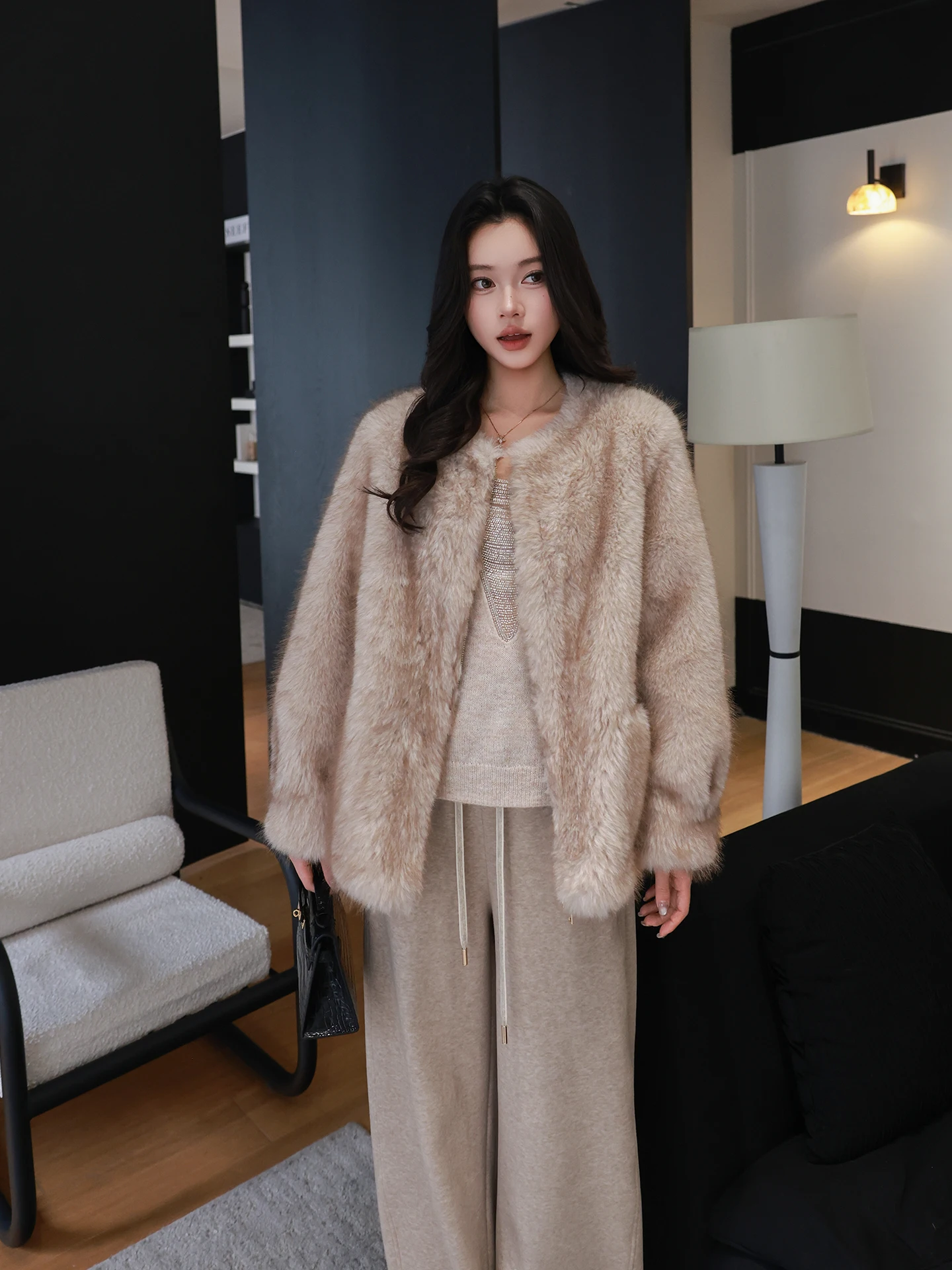 Теплая повседневная шуба из искусственного меха, утепленная бархатом, стройнящая фигуру, модная, экологичная, универсальная, от Old Yang's Personal ME S
Теплая повседневная шуба из искусственного меха, утепленная бархатом, стройнящая фигуру, модная, экологичная, универсальная, от Old Yang's Personal ME S