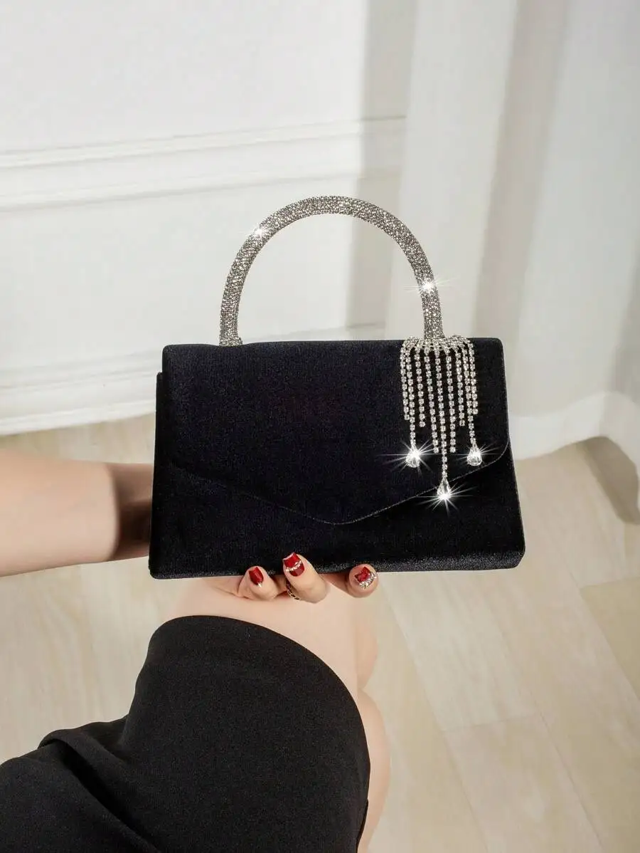 Черный бархатный вечерний клатч с ручкой из страз и декоративной кисточкой
Черный бархатный вечерний клатч с ручкой из страз и декоративной кисточкой