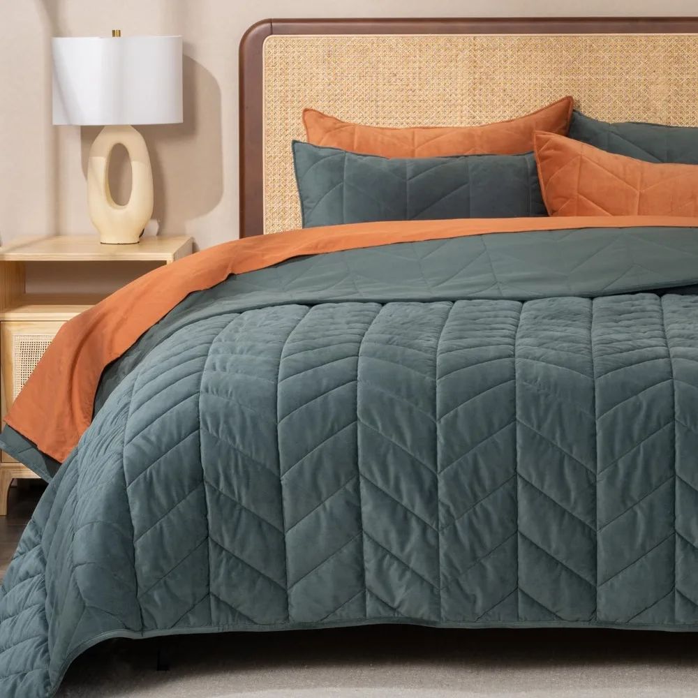 Luxurious Velvet King Size Quilt Set, Soft Lightweight Comforter with Oversized Matelasse Bedspread Cover 
Luxurious Velvet King Size Quilt Set, Soft Lightweight Comforter with Oversized Matelasse Bedspread Cover