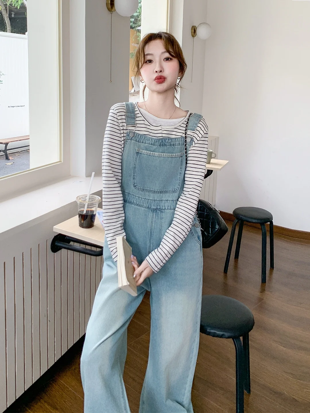 Корейские джинсовые комбинезоны с высокой талией и широкими штанинами для женщин: новая весенняя коллекция, модные, стройнящие, удобные для повседневной носки, длинные брюки
Корейские джинсовые комбинезоны с высокой талией и широкими штанинами для женщин: новая весенняя коллекция, модные, стройнящие, удобные для повседневной носки, длинные брюки