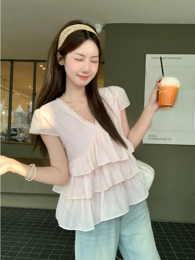Pink Lace Splice V-Neck Short Sleeve Shirt Women's Loose Slim Cake Style Top with Ruffle Hemline Summer Casual Bubble Sleeve
Pink Lace Splice V-Neck Short Sleeve Shirt Women's Loose Slim Cake Style Top with Ruffle Hemline Summer Casual Bubble Sleeve