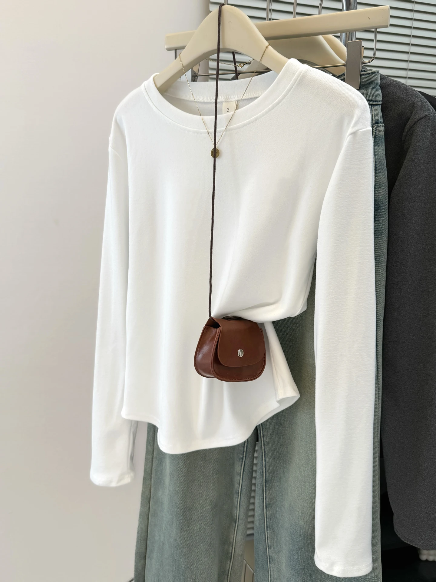 Winter 2025 Women's Slim Fit Long Sve T-irt round Ne Korean Sle Base Layer irt Floing Velvet oulder Width T-irt
Winter 2025 Women's Slim Fit Long Sve T-irt round Ne Korean Sle Base Layer irt Floing Velvet oulder Width T-irt