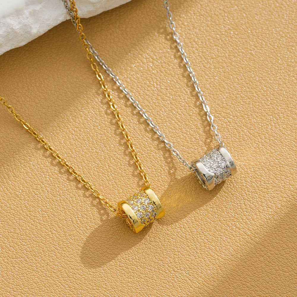The latest women's necklace in 2025, slightly inlaid with zircon titanium steel, has a very strong design sense.
The latest women's necklace in 2025, slightly inlaid with zircon titanium steel, has a very strong design sense.