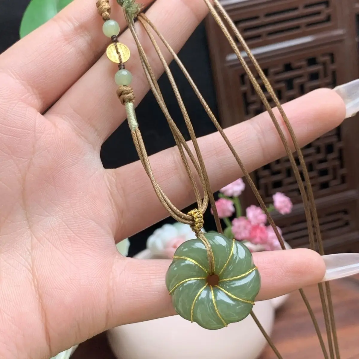 Pure natural Hetian jade green yellow mouth filigree twist pendant neck chain pendant design gift
Pure natural Hetian jade green yellow mouth filigree twist pendant neck chain pendant design gift