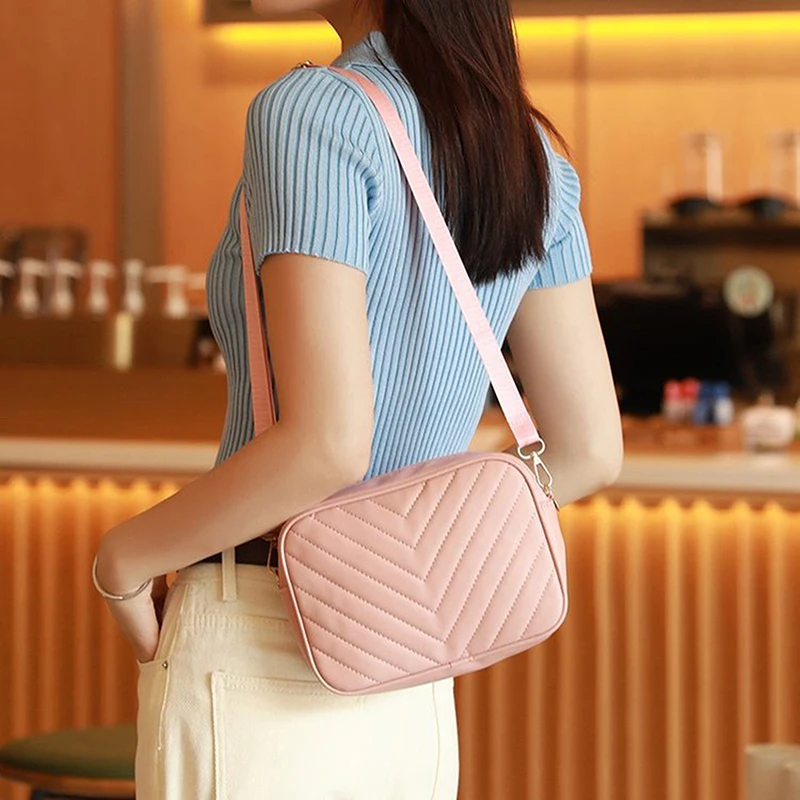 Fashion Letter V Embroidery Crossbody Bag PU Material Casual Small Square Bag Versatile Wide Shoulder Strap Shoulder Bag
Fashion Letter V Embroidery Crossbody Bag PU Material Casual Small Square Bag Versatile Wide Shoulder Strap Shoulder Bag