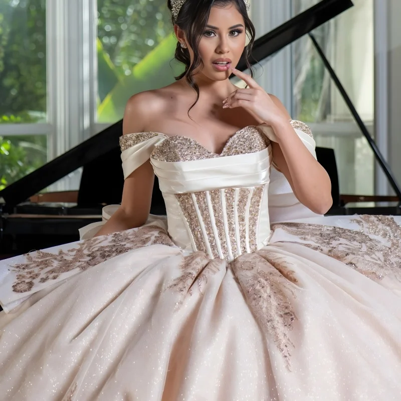 Light Champagne Quinceanera Dresses Off the Shoulder Glitter Crystal Decal Long tail Bow Vestido De 15 Quinceanera Customize
Light Champagne Quinceanera Dresses Off the Shoulder Glitter Crystal Decal Long tail Bow Vestido De 15 Quinceanera Customize