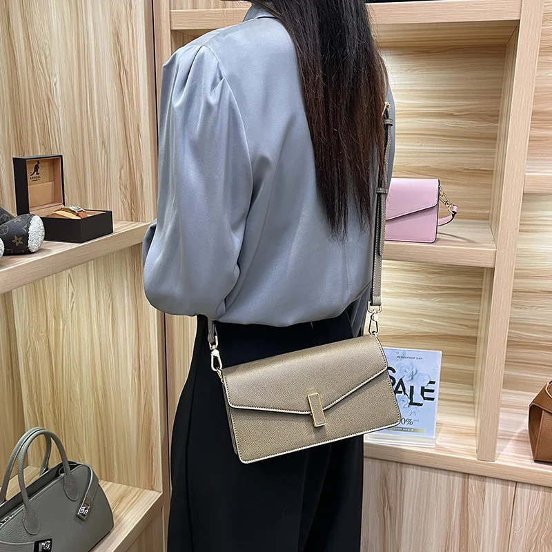 Роскошная винтажная сумка для подгузников для женщин, элегантная сумка через плечо, минималистичная дизайнерская сумка-тоут из кожи, стильная и модная сумка для повседневного использования.
Роскошная винтажная сумка для подгузников для женщин, элегантная сумка через плечо, минималистичная дизайнерская сумка-тоут из кожи, стильная и модная сумка для повседневного использования.