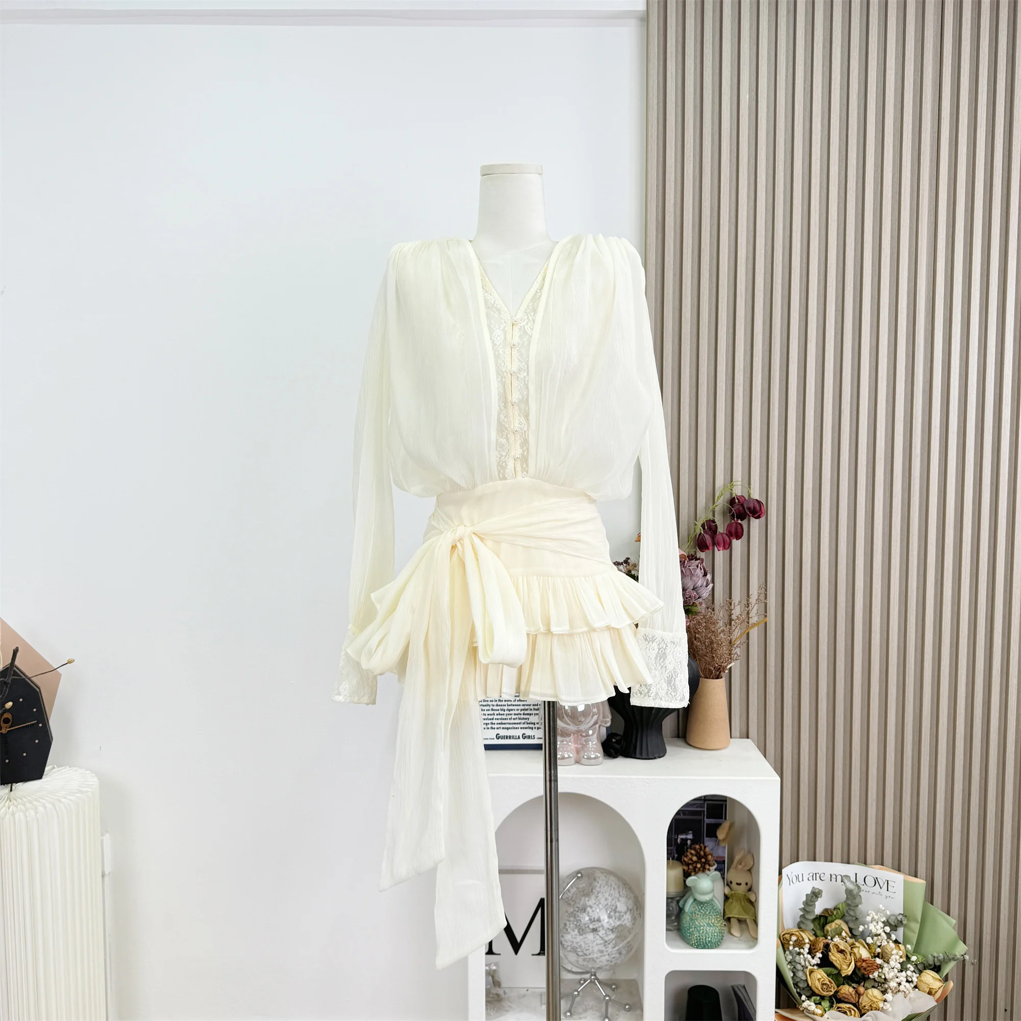 Solid Spliced Lace Elegant Mini Dresses Women V Neck Long Sleeves Tunic Fake Two Pieces Ruffles Folds Chic Dress Female New F823
Solid Spliced Lace Elegant Mini Dresses Women V Neck Long Sleeves Tunic Fake Two Pieces Ruffles Folds Chic Dress Female New F823