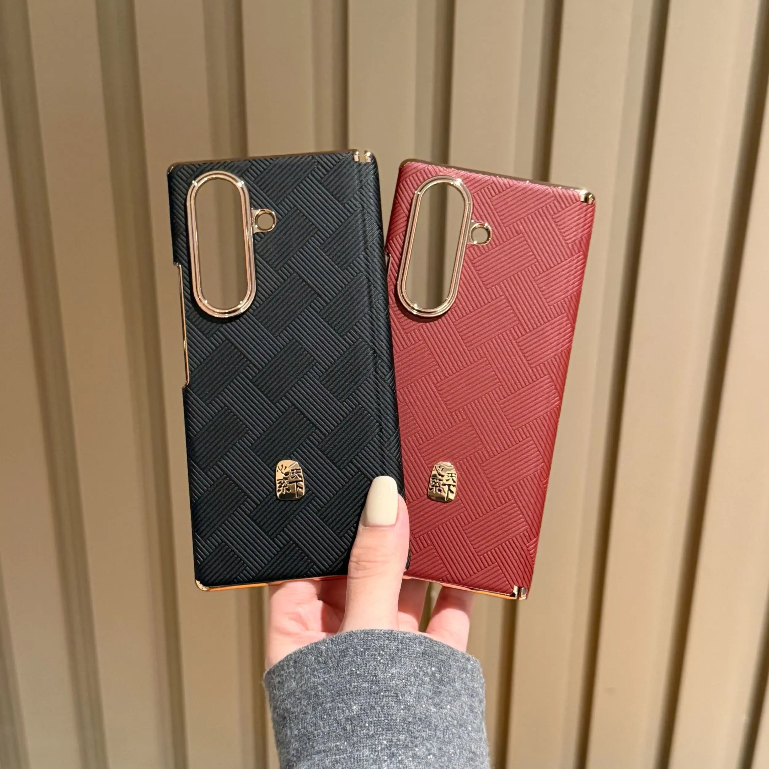 Suitable for Samsung Z Fold 7 double-sided phone case, new embossed dual axis electroplated back cover, protective leather case
Suitable for Samsung Z Fold 7 double-sided phone case, new embossed dual axis electroplated back cover, protective leather case
