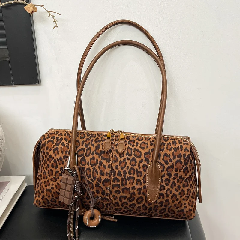 Leopard Print Suede High-quality Fashion Retro Commuter Tote Bag Simple Texture Shoulder Underarm Bag
Leopard Print Suede High-quality Fashion Retro Commuter Tote Bag Simple Texture Shoulder Underarm Bag