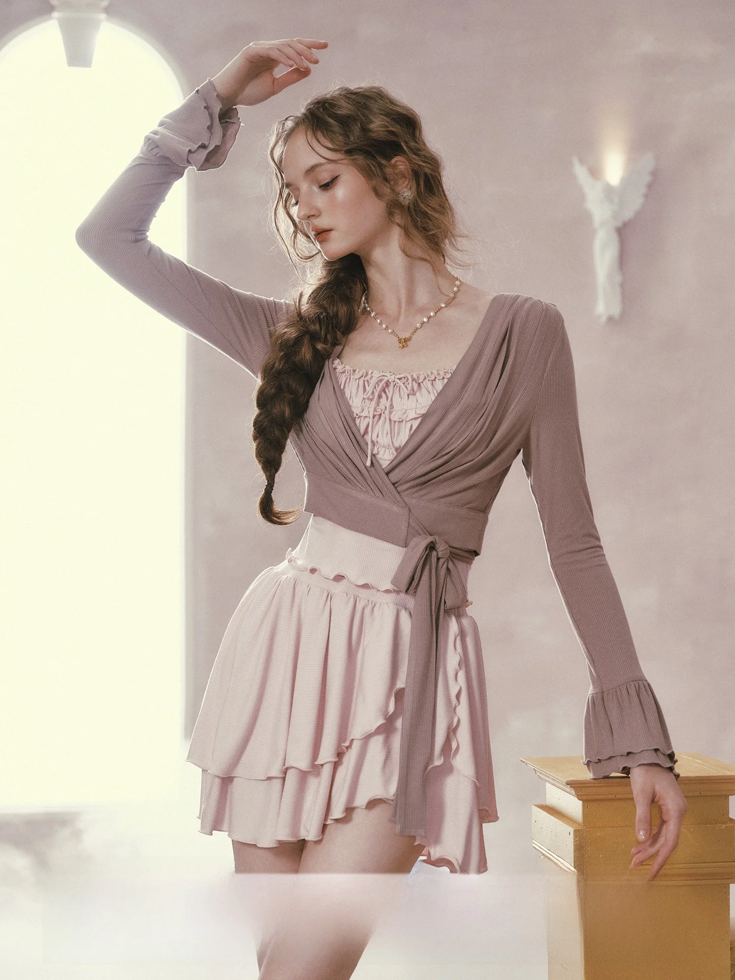 Комплект из трех предметов LaceMade Ballet Poer Fog для девочек: вязаная эластичная спортивная футболка, открытый кардиган и юбка на бретельках, высокая эластичность
Комплект из трех предметов LaceMade Ballet Poer Fog для девочек: вязаная эластичная спортивная футболка, открытый кардиган и юбка на бретельках, высокая эластичность