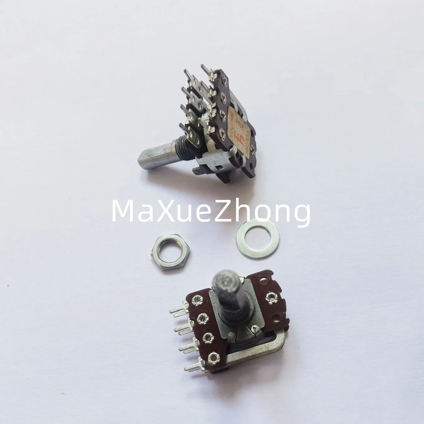 Hot spot 148 Type dual potentiometer with tap B20K handle length 20MMF (SWITCH)
Hot spot 148 Type dual potentiometer with tap B20K handle length 20MMF (SWITCH)