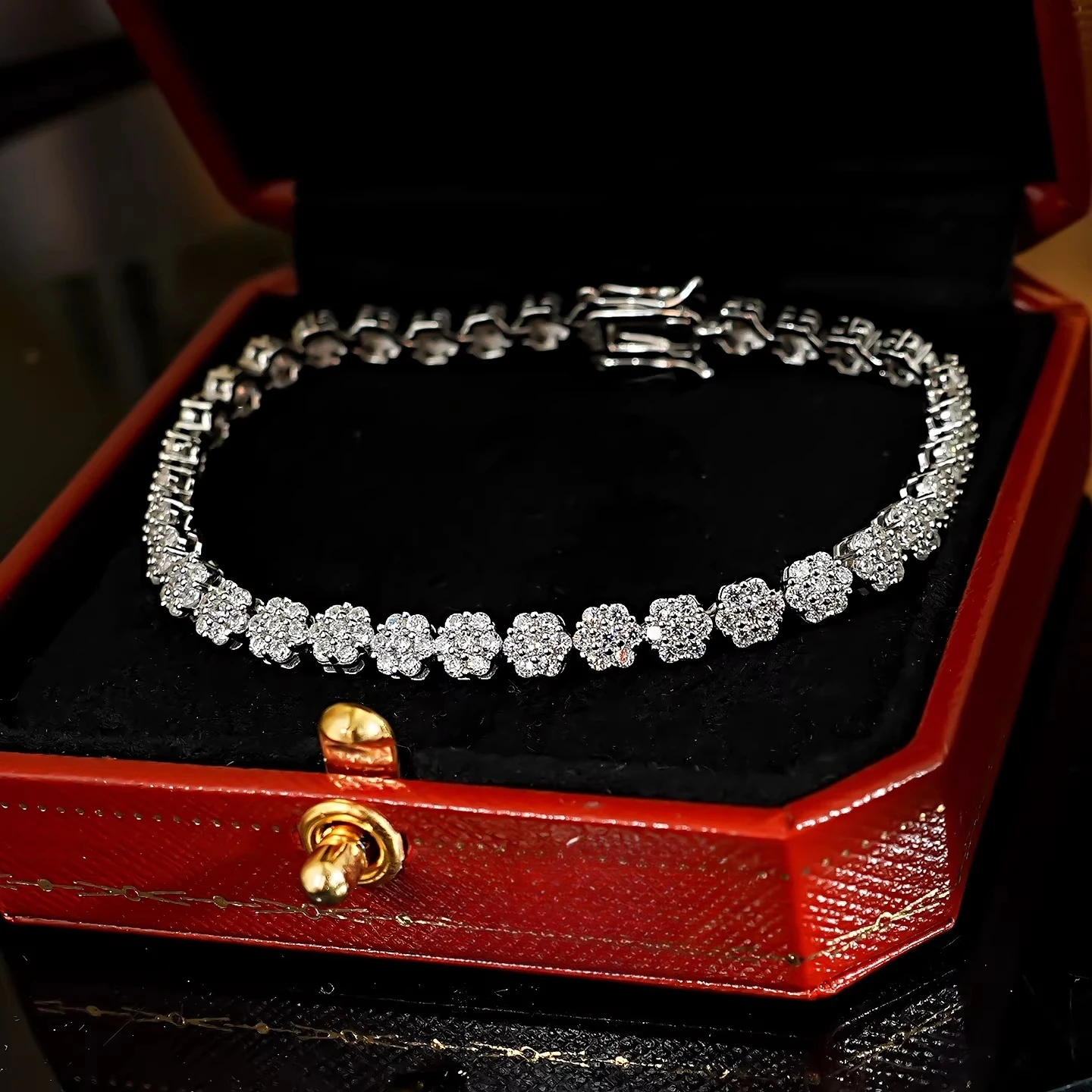 Серебряный браслет S925 с белыми цветами и полными бриллиантами для женщин, исключением ощущения роскоши и легкой роскоши. Многослойные украшения
Серебряный браслет S925 с белыми цветами и полными бриллиантами для женщин, исключением ощущения роскоши и легкой роскоши. Многослойные украшения