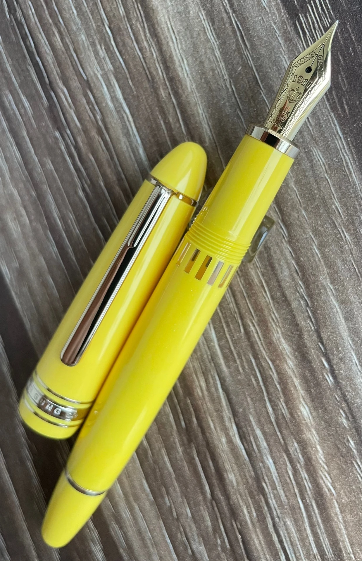 Limited Yellow! Wing Sung 629 Brief Fountain Pen EF/F 0.5mm Nib Piston Resin Gold Clip Pen Stationery Business Writing Gifts
Limited Yellow! Wing Sung 629 Brief Fountain Pen EF/F 0.5mm Nib Piston Resin Gold Clip Pen Stationery Business Writing Gifts