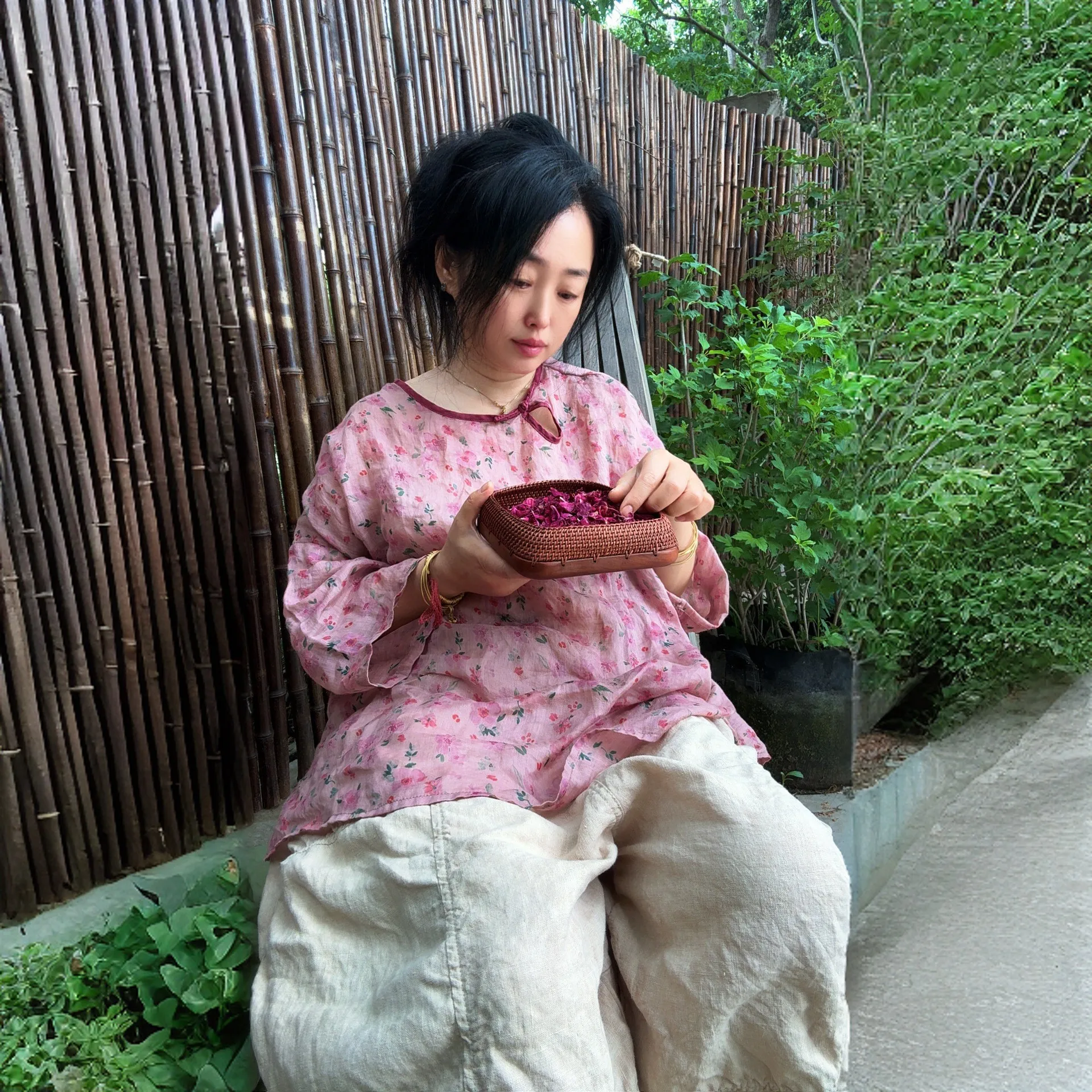 Легкий льняной летний топ ручной работы с пуговицами-каплями, свободный крой, удобный, винтажный, художественный, в стиле lazy, с круглым вырезом
Легкий льняной летний топ ручной работы с пуговицами-каплями, свободный крой, удобный, винтажный, художественный, в стиле lazy, с круглым вырезом