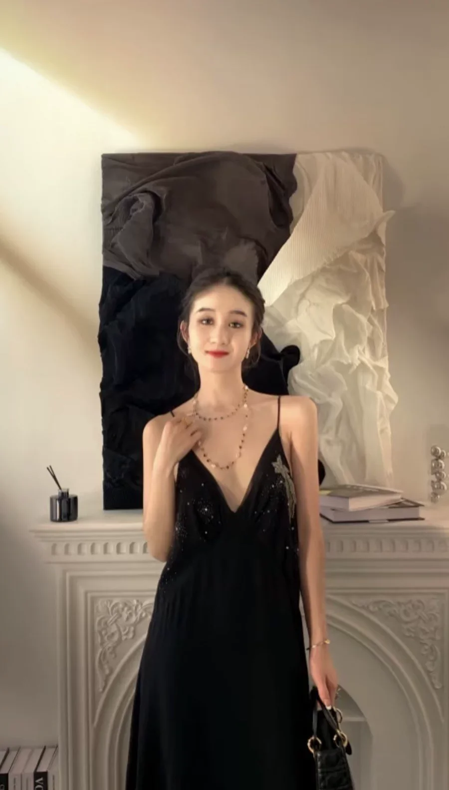 Sexy Ladies V-Neck Dress Fashion Silk Black Midi Dress Luxury Crystals Spaghetti Strap Dress For Party
Sexy Ladies V-Neck Dress Fashion Silk Black Midi Dress Luxury Crystals Spaghetti Strap Dress For Party