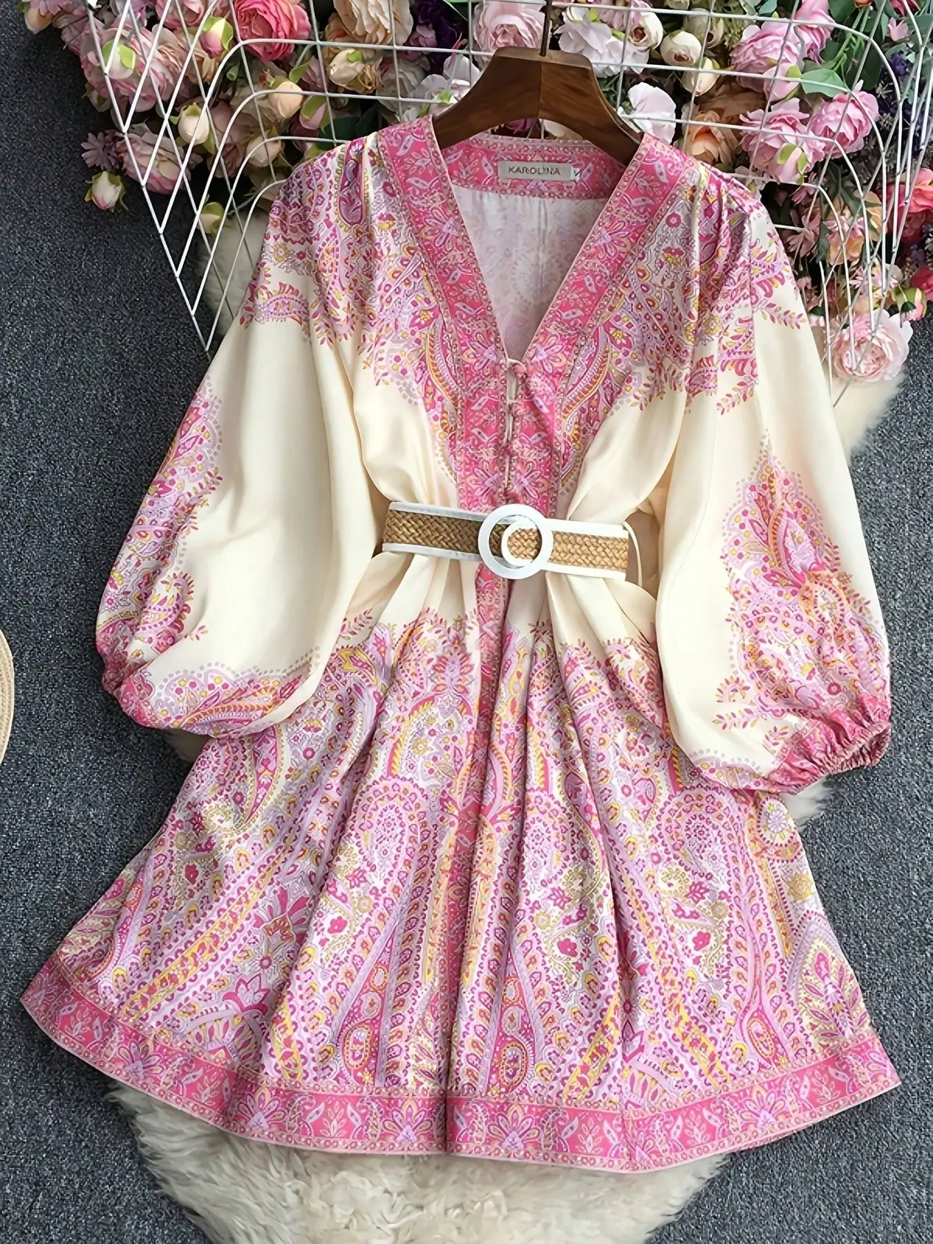 Women's V-Neck Retro Lantern Sleeve Paisley Print Mini Dress
Women's V-Neck Retro Lantern Sleeve Paisley Print Mini Dress