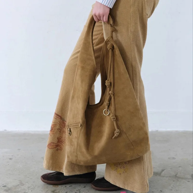 Suede Hasp 2025 High Quality Autumn Designer Tote Bag Solid Color High Beauty Fashion Handbag Soft Simple Fashion Shoulder Bag
Suede Hasp 2025 High Quality Autumn Designer Tote Bag Solid Color High Beauty Fashion Handbag Soft Simple Fashion Shoulder Bag