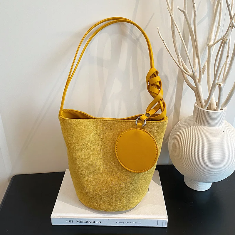 2025 new fashionable women bucket bag niche Korean style versatile shoulder bag retro commuting female handbag
2025 new fashionable women bucket bag niche Korean style versatile shoulder bag retro commuting female handbag