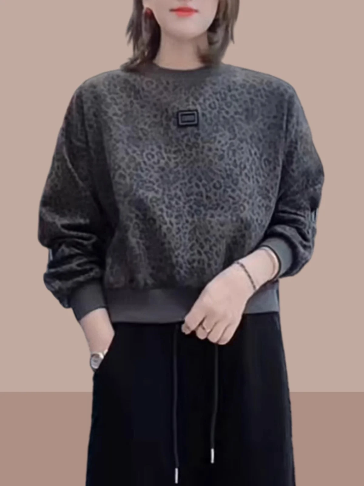 Retro Leopard Print Loose Fit ort Sve round Ne Sweatirt for Women Casual Faionable Spring Autumn New Arrival
Retro Leopard Print Loose Fit ort Sve round Ne Sweatirt for Women Casual Faionable Spring Autumn New Arrival