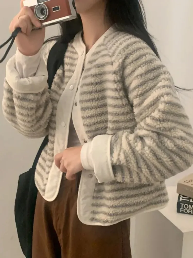 Стильная осенне-зимняя женская куртка с круглым вырезом, длинными рукавами, из овечьего меха, двусторонняя, теплая, хлопковая, модная, для повседневной носки, свободного кроя
Стильная осенне-зимняя женская куртка с круглым вырезом, длинными рукавами, из овечьего меха, двусторонняя, теплая, хлопковая, модная, для повседневной носки, свободного кроя