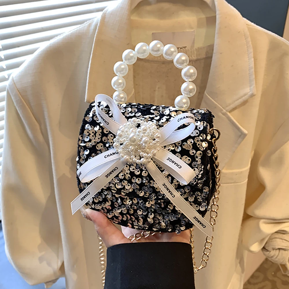 Mini Sequined Square Crossbody Bags for Girls Chic Pearl Bow Beading Top Handle Chains Single Shoulder Bag Women Accessory Pack
Mini Sequined Square Crossbody Bags for Girls Chic Pearl Bow Beading Top Handle Chains Single Shoulder Bag Women Accessory Pack