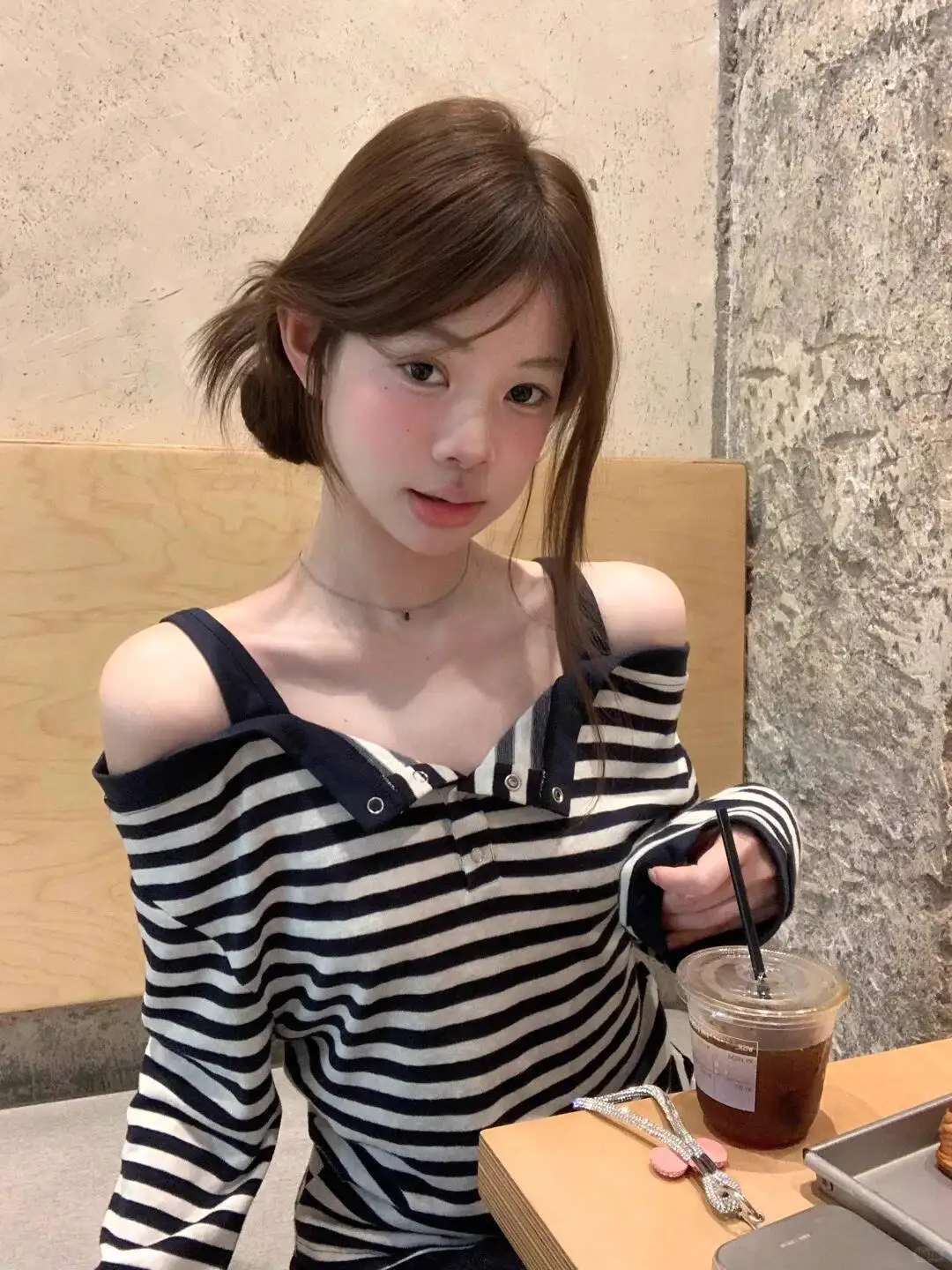 Off The Shouder Striped T-shirt Autumn Women's Soft Lazy Off Shoulder Top Stripe Fake Two Piece One-Shoulder Long Sleeve T Shirt
Off The Shouder Striped T-shirt Autumn Women's Soft Lazy Off Shoulder Top Stripe Fake Two Piece One-Shoulder Long Sleeve T Shirt