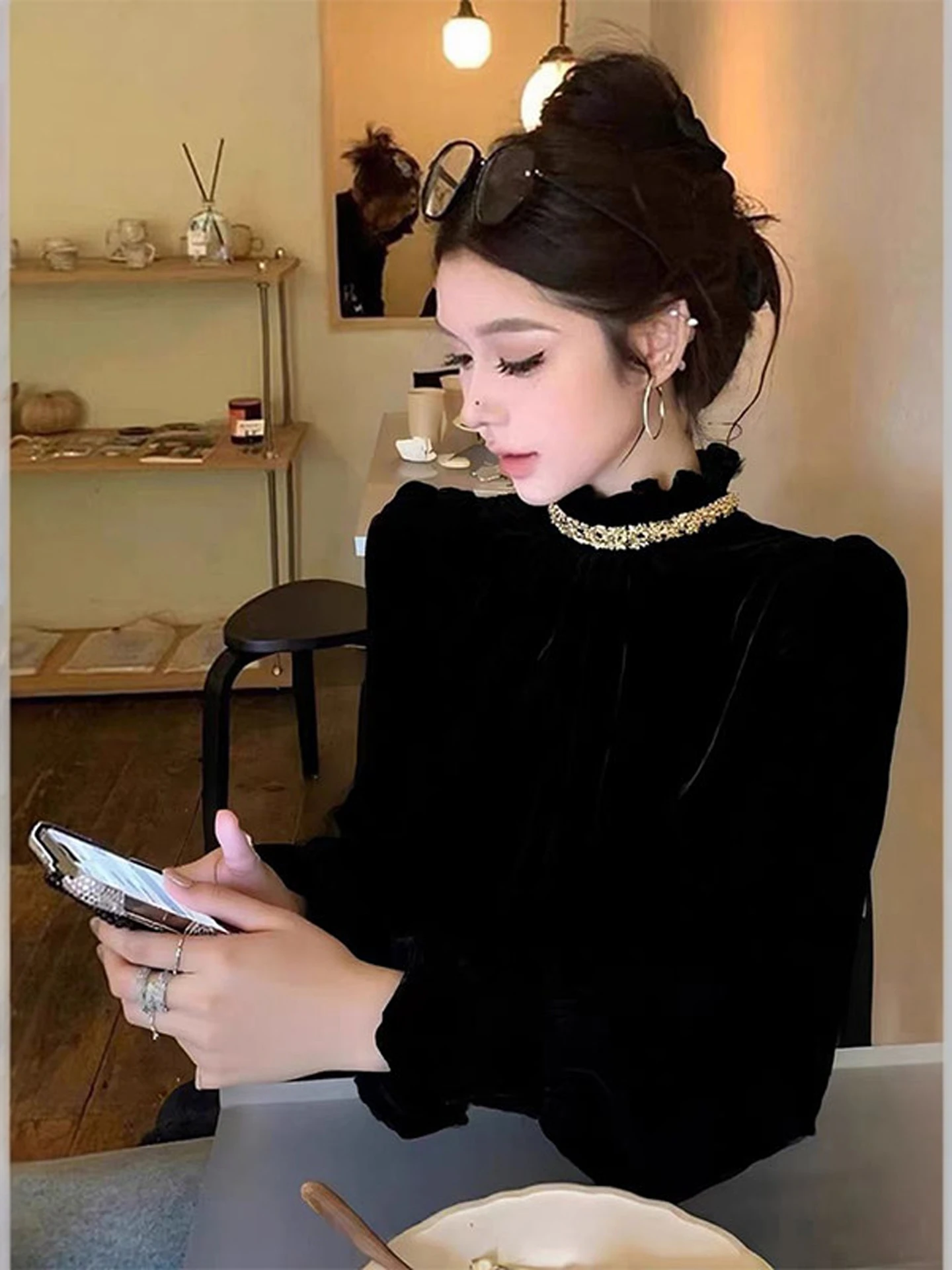 Бархатная женская блузка с пайетками, осенне-зимняя, больших размеров, свободного кроя, класса люкс, базовая, черная, из бархатной ткани, с длинным рукавом
Бархатная женская блузка с пайетками, осенне-зимняя, больших размеров, свободного кроя, класса люкс, базовая, черная, из бархатной ткани, с длинным рукавом