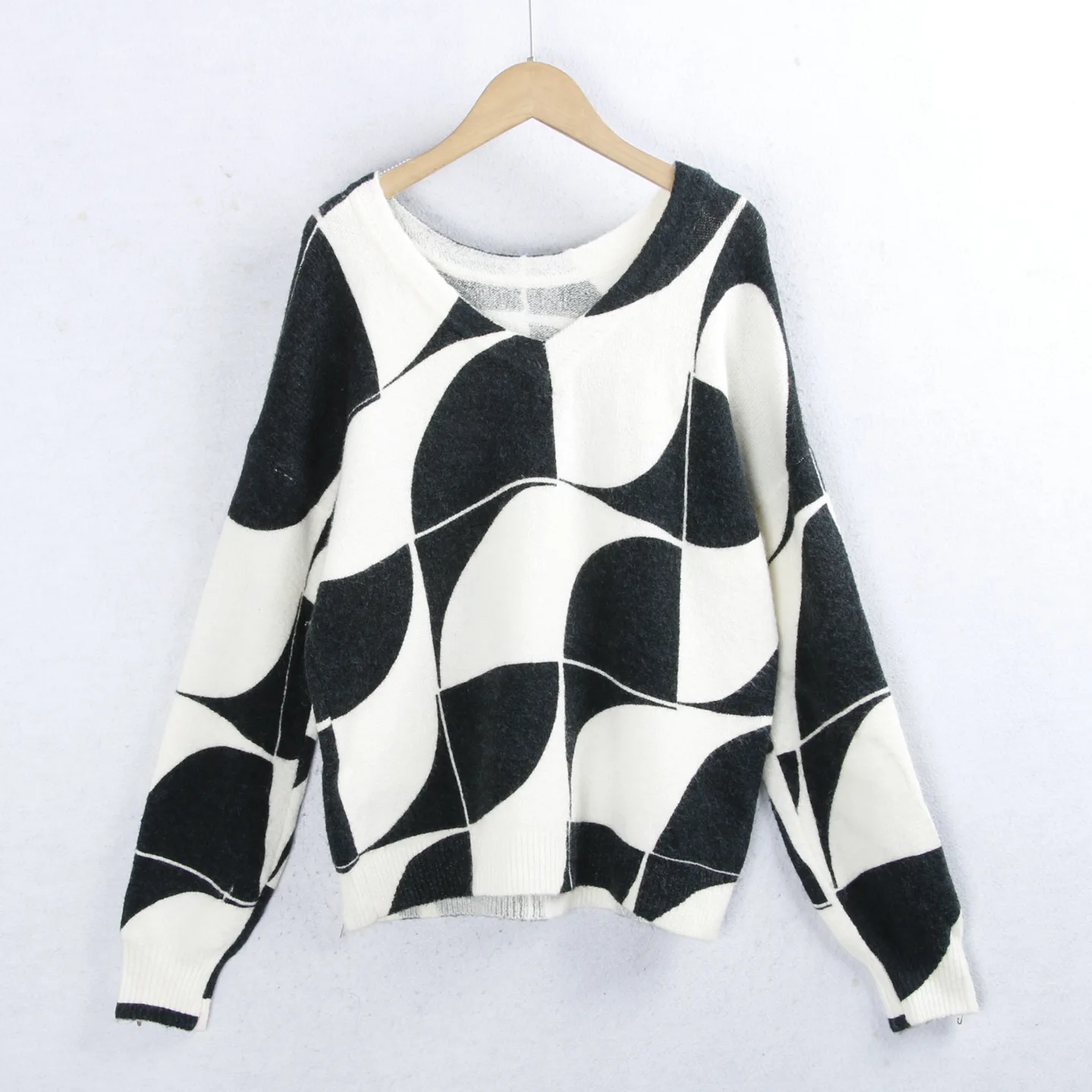 Color Blo Woolen Knitted Sweater Long Sve V-Ne Slim Fit Faionable Women's Autumn Winter Faion Pullover Top
Color Blo Woolen Knitted Sweater Long Sve V-Ne Slim Fit Faionable Women's Autumn Winter Faion Pullover Top