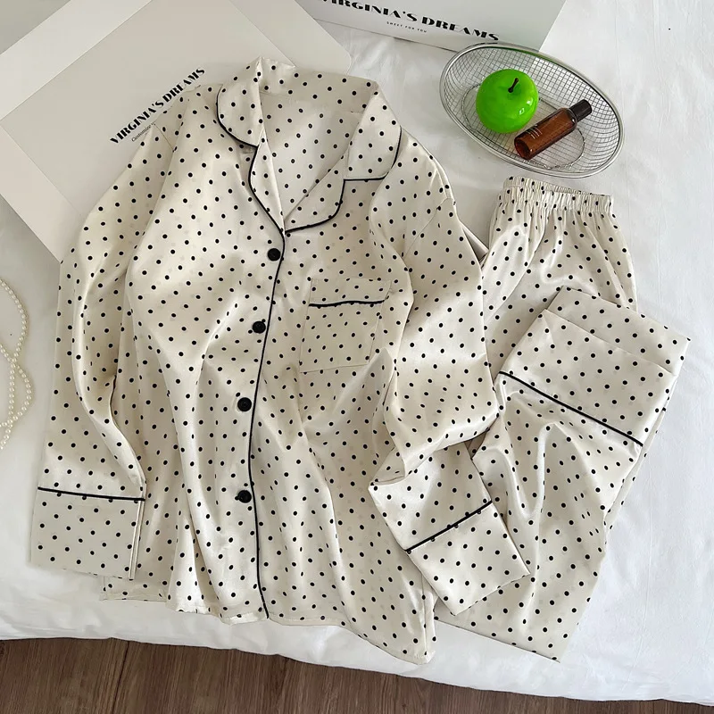High-end Retro Set of Pajamas Featuring Simple Polka Dots. Casual Spring/autumn Lightweight Long-sleeved Home Wear.
High-end Retro Set of Pajamas Featuring Simple Polka Dots. Casual Spring/autumn Lightweight Long-sleeved Home Wear.