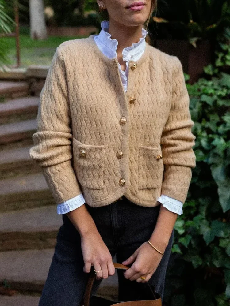 Elegant Metal Buckle Knitted Cardigan Coat Women Fashion O Neck Long Sleeves Short Sweater 2024 New Lady High Street Outerwear
Elegant Metal Buckle Knitted Cardigan Coat Women Fashion O Neck Long Sleeves Short Sweater 2024 New Lady High Street Outerwear