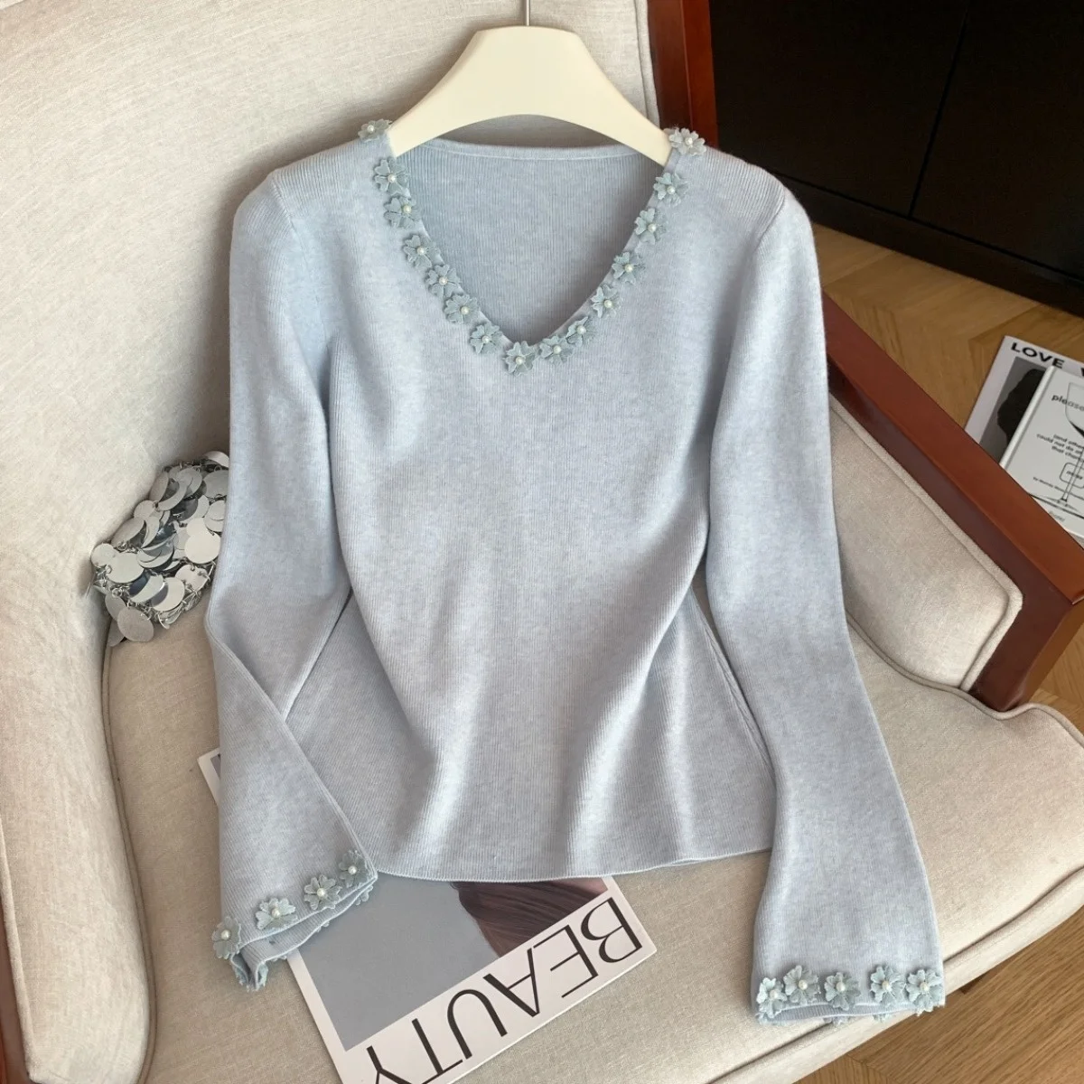 Artistic Style V-Neck Blue Bell Sleeve Base Shirt Women's Fashion Knitted Top with Beads Design Suitable for Autumn And Winter
Artistic Style V-Neck Blue Bell Sleeve Base Shirt Women's Fashion Knitted Top with Beads Design Suitable for Autumn And Winter