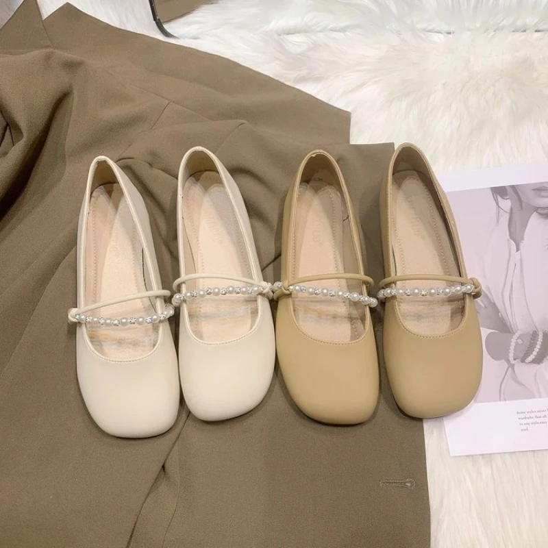 Low-top flat round-toe shoes
Low-top flat round-toe shoes