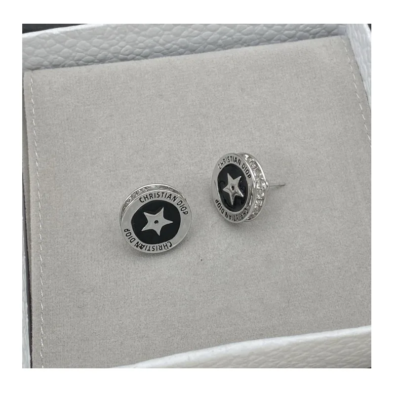 New Five-pointed Star Light Luxury Fashion Versatile Stud Earrings High Sense Star Retro Celebrity Earrings Jewelry
New Five-pointed Star Light Luxury Fashion Versatile Stud Earrings High Sense Star Retro Celebrity Earrings Jewelry