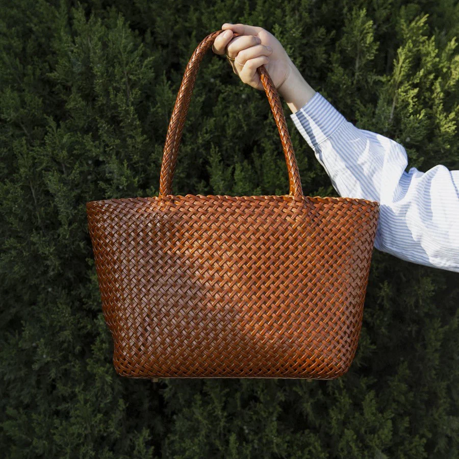 French pure hand-woven cowhide Tote bag 25 new genuine leather large capacity hollow vintage shoulder bag fashion ladies handbag
French pure hand-woven cowhide Tote bag 25 new genuine leather large capacity hollow vintage shoulder bag fashion ladies handbag