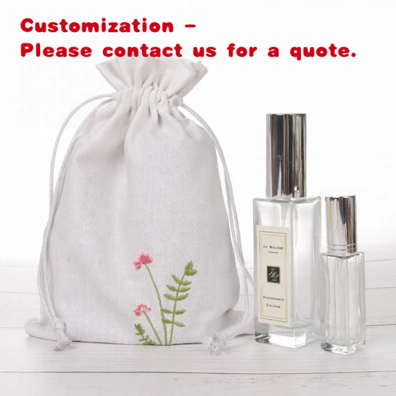 Изготовленная на заказ белая хлопковая муслиновая сумка на шнурке с вышивкой
Изготовленная на заказ белая хлопковая муслиновая сумка на шнурке с вышивкой