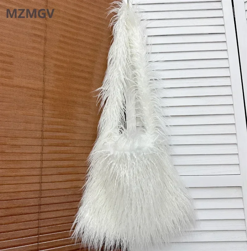 Sweet Girls Winter Faux Fur Crossbody Bag 2024 New Design Large Capacity Candy Color Long Plush Shoulder Bag Furry Female Bag
Sweet Girls Winter Faux Fur Crossbody Bag 2024 New Design Large Capacity Candy Color Long Plush Shoulder Bag Furry Female Bag