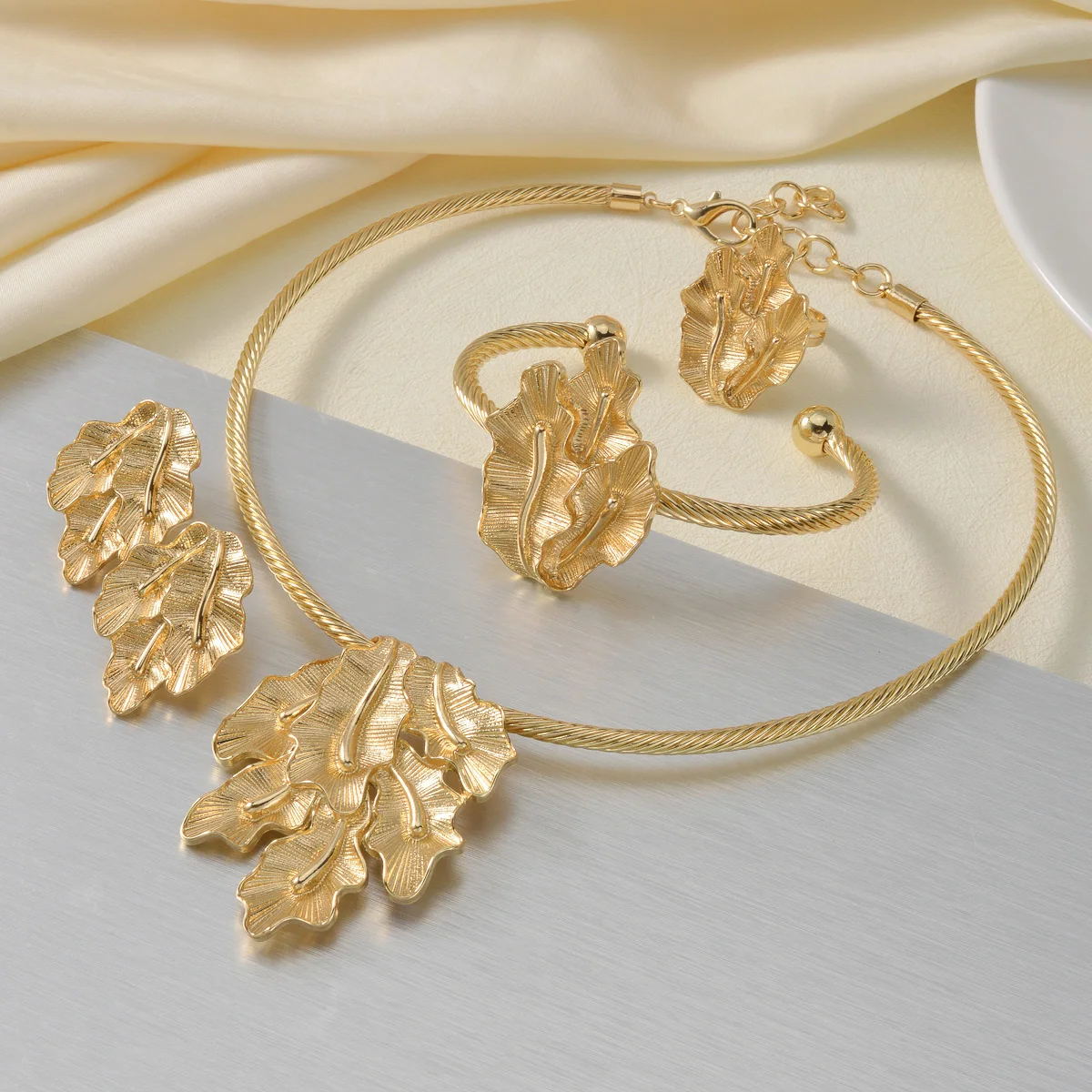 Vintage Textured Gold Plated 4Pcs Jewelry Set Necklace Open Cuff Bangle Ring Drop Earring Dubai Women Formal Party Ladies Gift
Vintage Textured Gold Plated 4Pcs Jewelry Set Necklace Open Cuff Bangle Ring Drop Earring Dubai Women Formal Party Ladies Gift